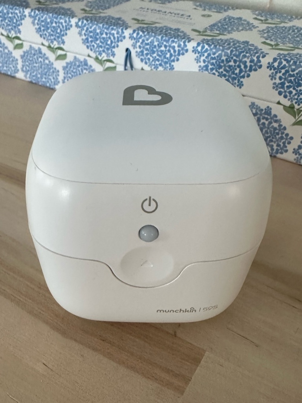 Bundle!! Munchkin White Compact Sterilizer and Pacifier pouches